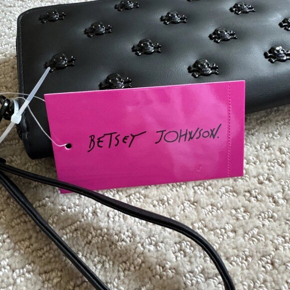 Betsey Johnson Skull Crossbones Black Faux Leather Clutch - NWT - Picture 2 of 6